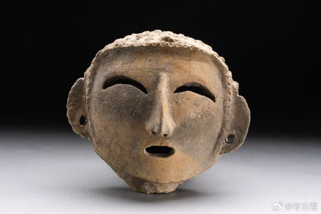 陶塑人面像渭笑笑 大家还记得这件在陕西渭南蒋家遗址出土的仰韶时代的陶塑人面像吗？