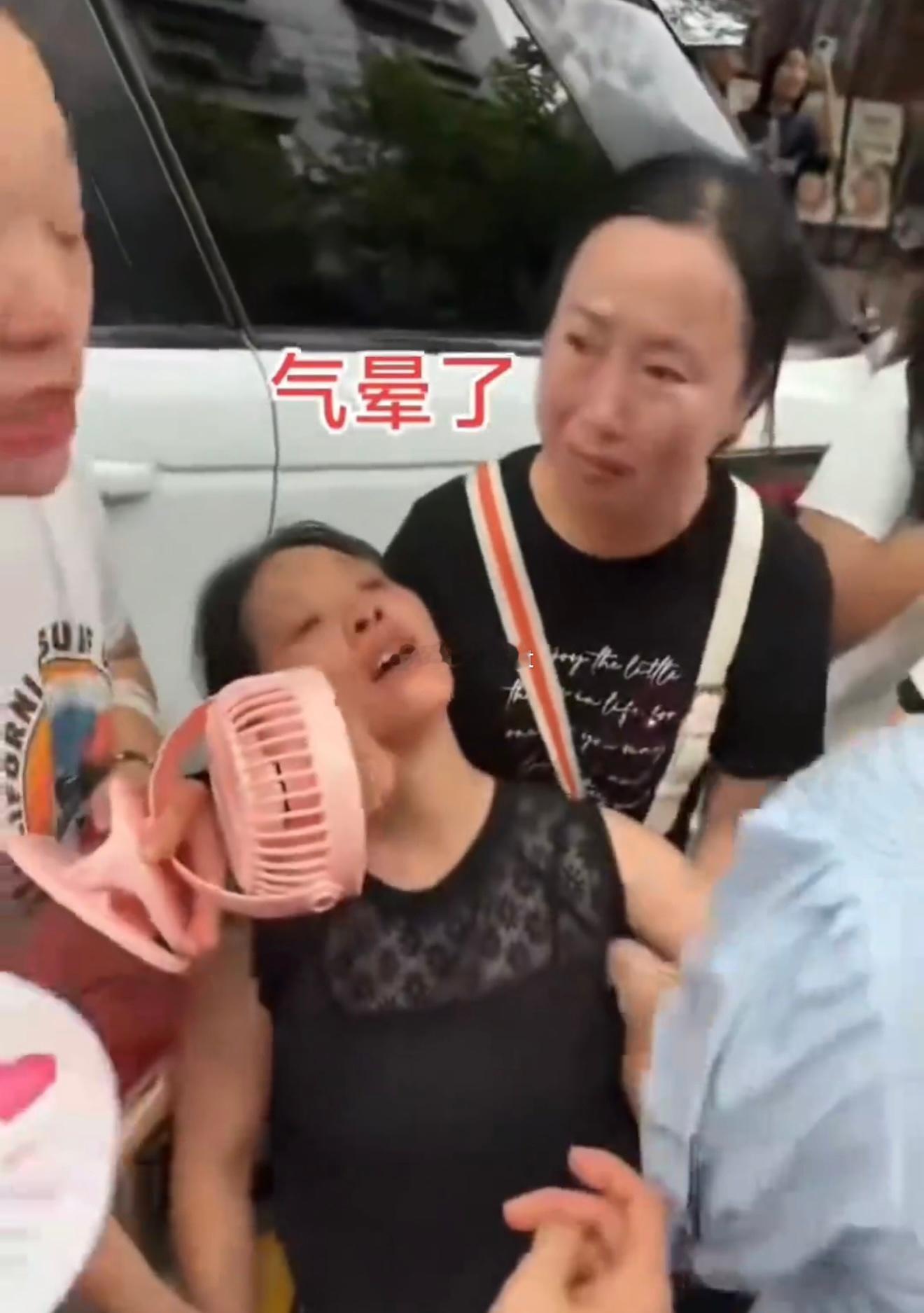 江油霸凌事件中女孩的妈妈是个聋哑人，此时此刻内心深处得多无助，气的说不出话而晕倒