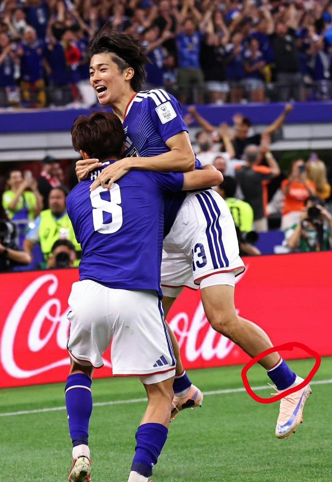 日本球员不戴护腿板违规吗【世界杯】漫谈根据国际足联（FIFA）的规定，护腿板是球