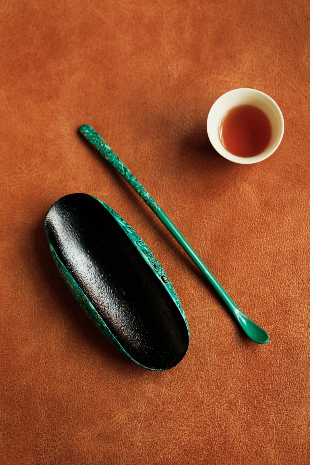 大漆X螺钿【石绿青】 茶则紫光檀为胎底，逐层髹漆，镶嵌多彩螺钿，斑斓多彩，反复推