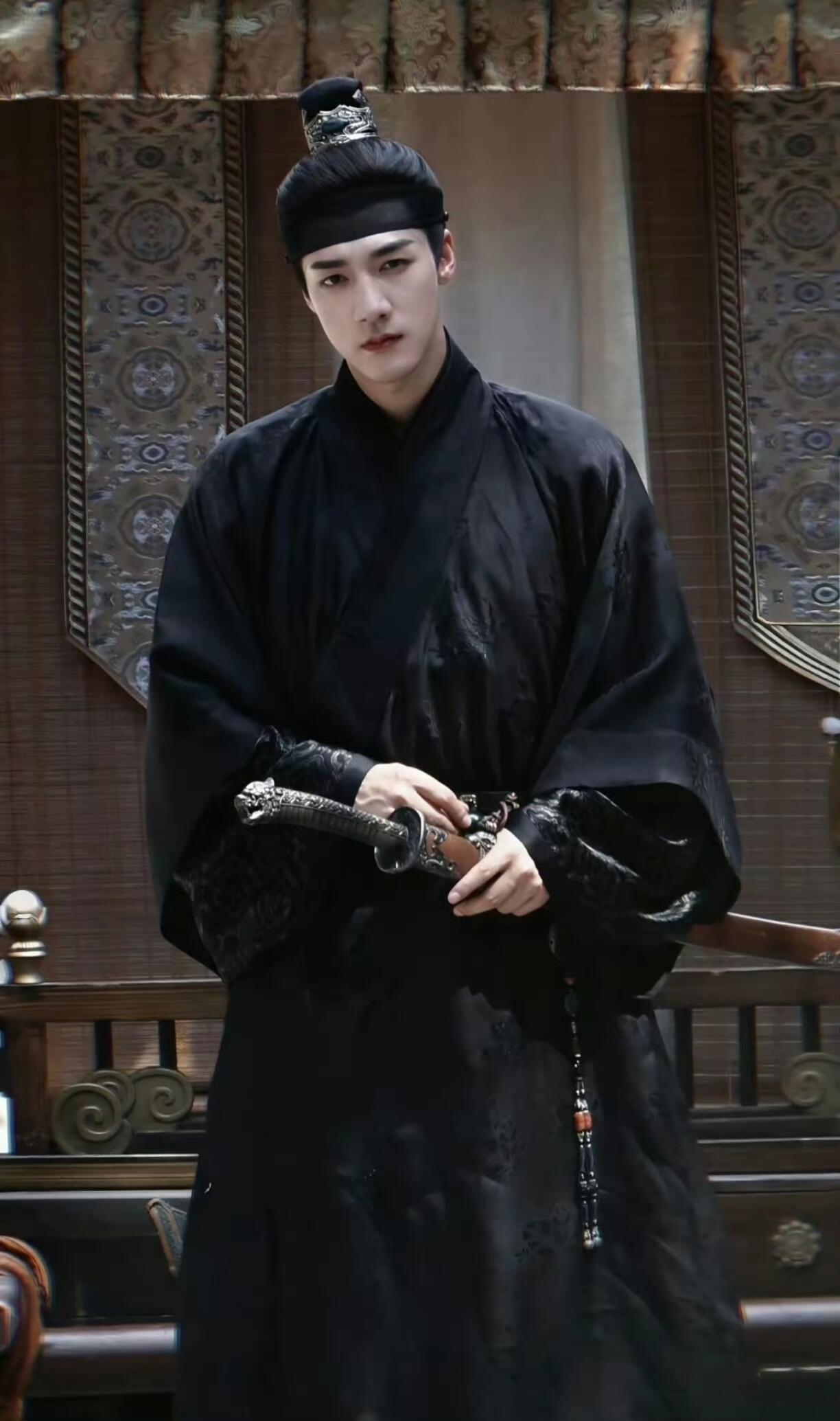 此沙的气血强度恐怕在我之上 吃到此沙的颜了！！骨相封神，眉骨高挺眼窝深邃，侧颜如