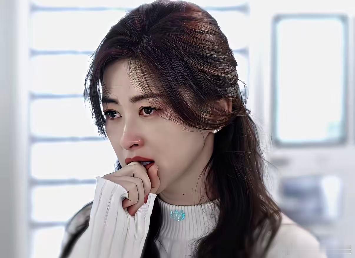 朱珠就这个绝美落泪 朱珠的哭戏真的好有质感！蜜语纪里落泪时眼神全是戏，委屈、不舍