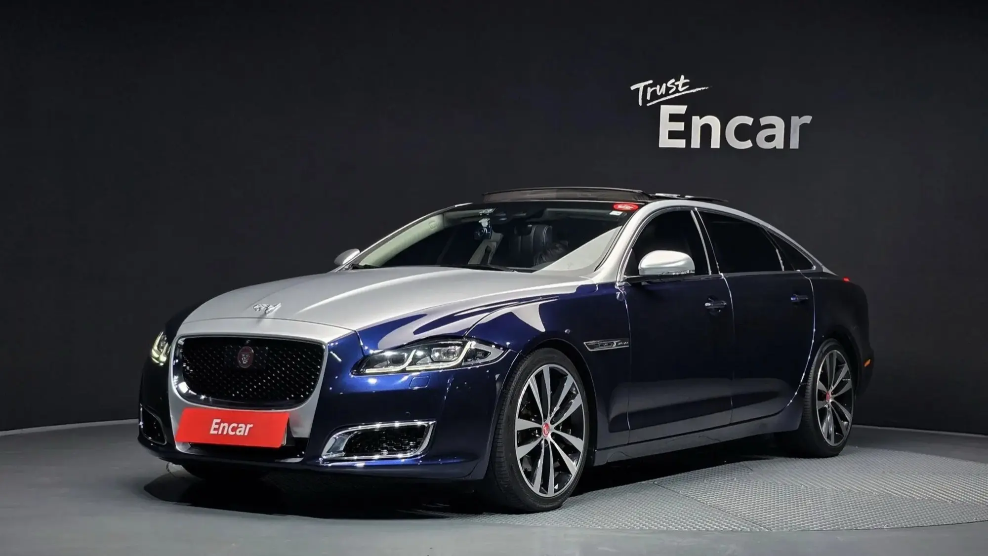 蓝银双拼的捷豹XJ。