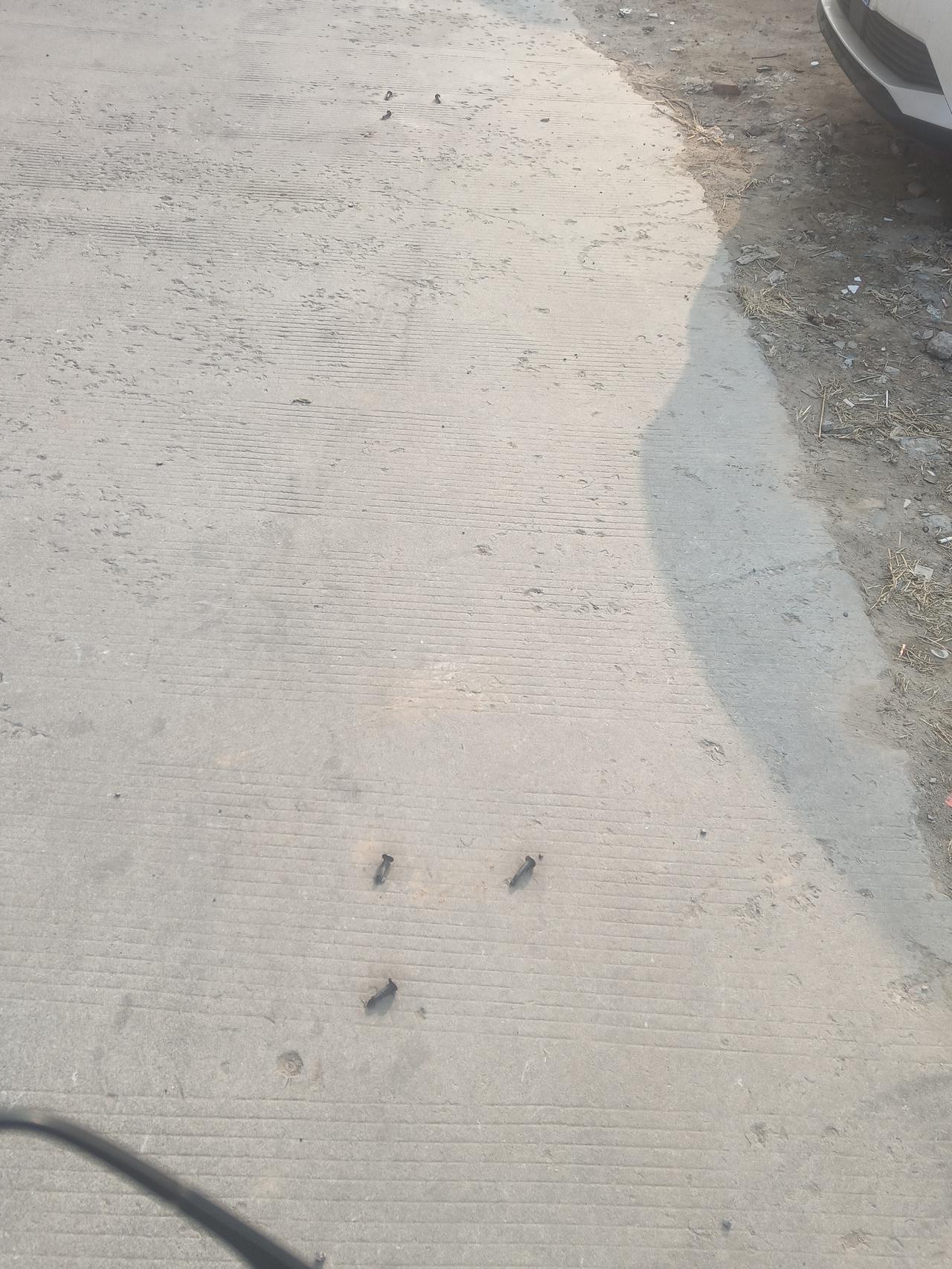 小区进出口的护栏拆了，留下了一排钢钉，钉子头已经被过往的车辆压的铮亮！

钢制隔