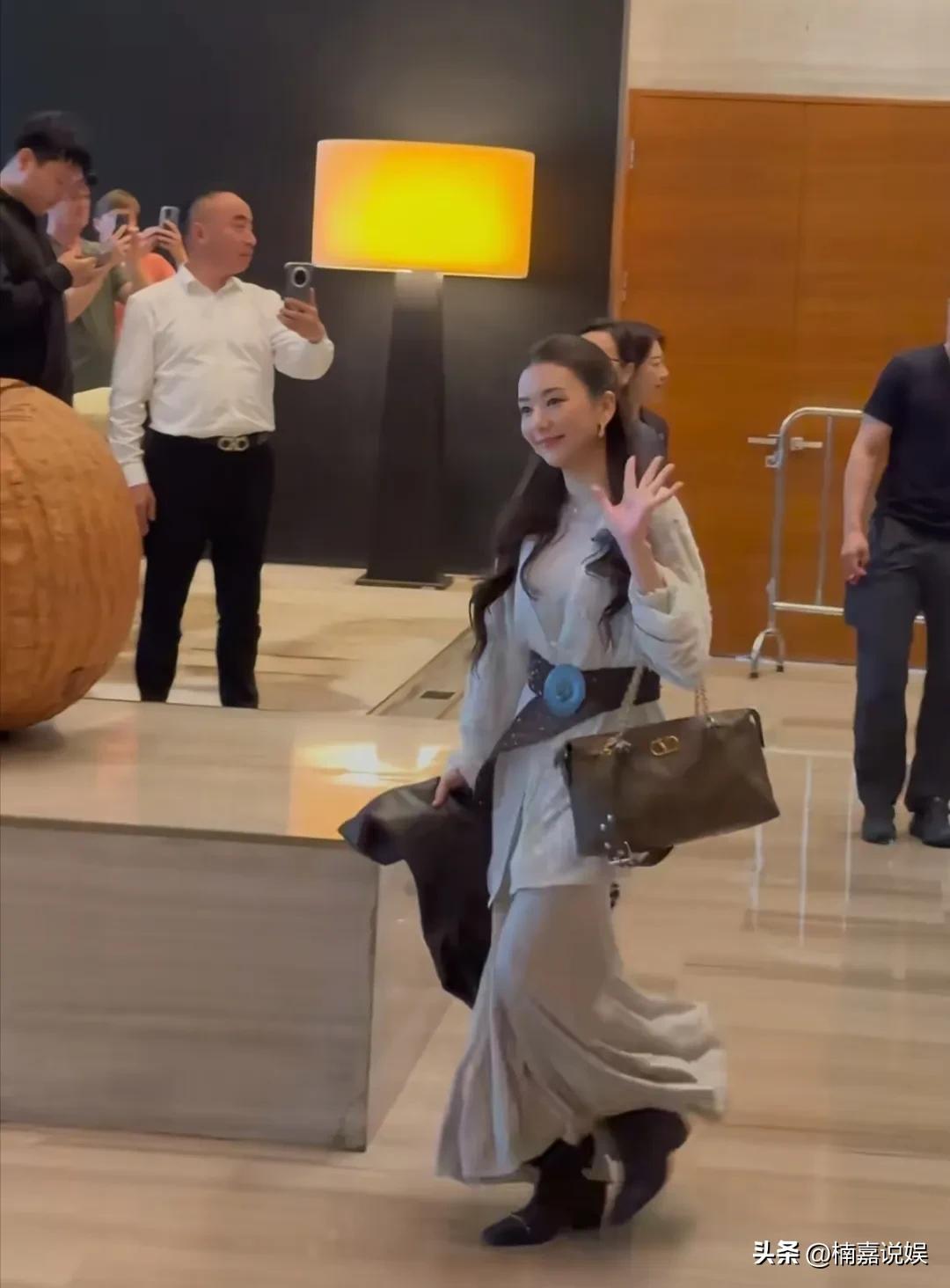 天王嫂方媛参加综艺《桃花坞》，二次出妆比上次好看多了，感觉她还是挺听网友劝的。