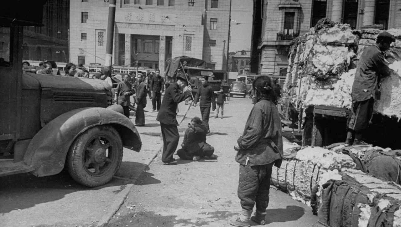 1948年，上海。这是运输老板聘请的保镖殴打一位偷窃物品的妇女。