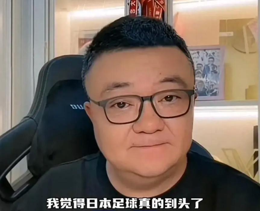 日本在世界杯的比赛中，2:2战平无冕之王荷兰队！
球场的上空依旧回荡着董路的声音