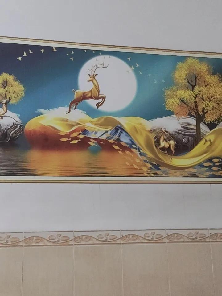 选挂在客厅的画可有讲究。要是喜欢温馨氛围，那油画风景就不错。比如梵高的《星月夜》
