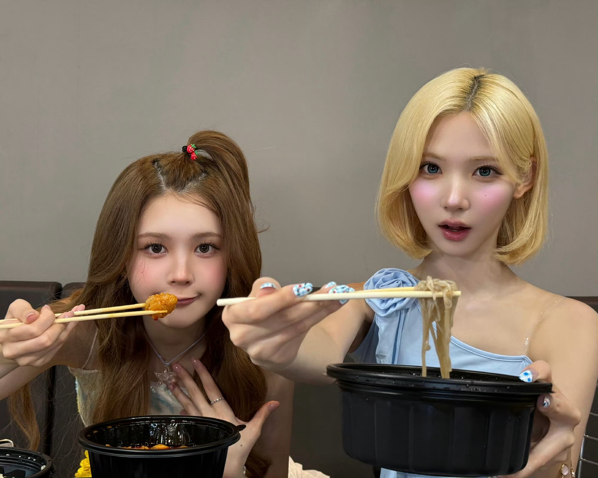 她们两个脸颊痣都是对称的 