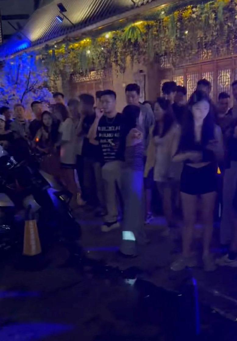 破晓民谣酒馆门口 家婆抓小三 男主吴继钰被指出轨 妻子当众撕扯第三者 围观群众手