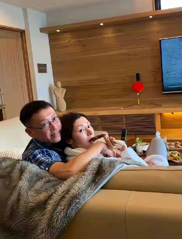 美人迟暮，昔日的香港第一美人，如今的日子简单而又幸福。

许晋亨和李嘉欣结婚以后