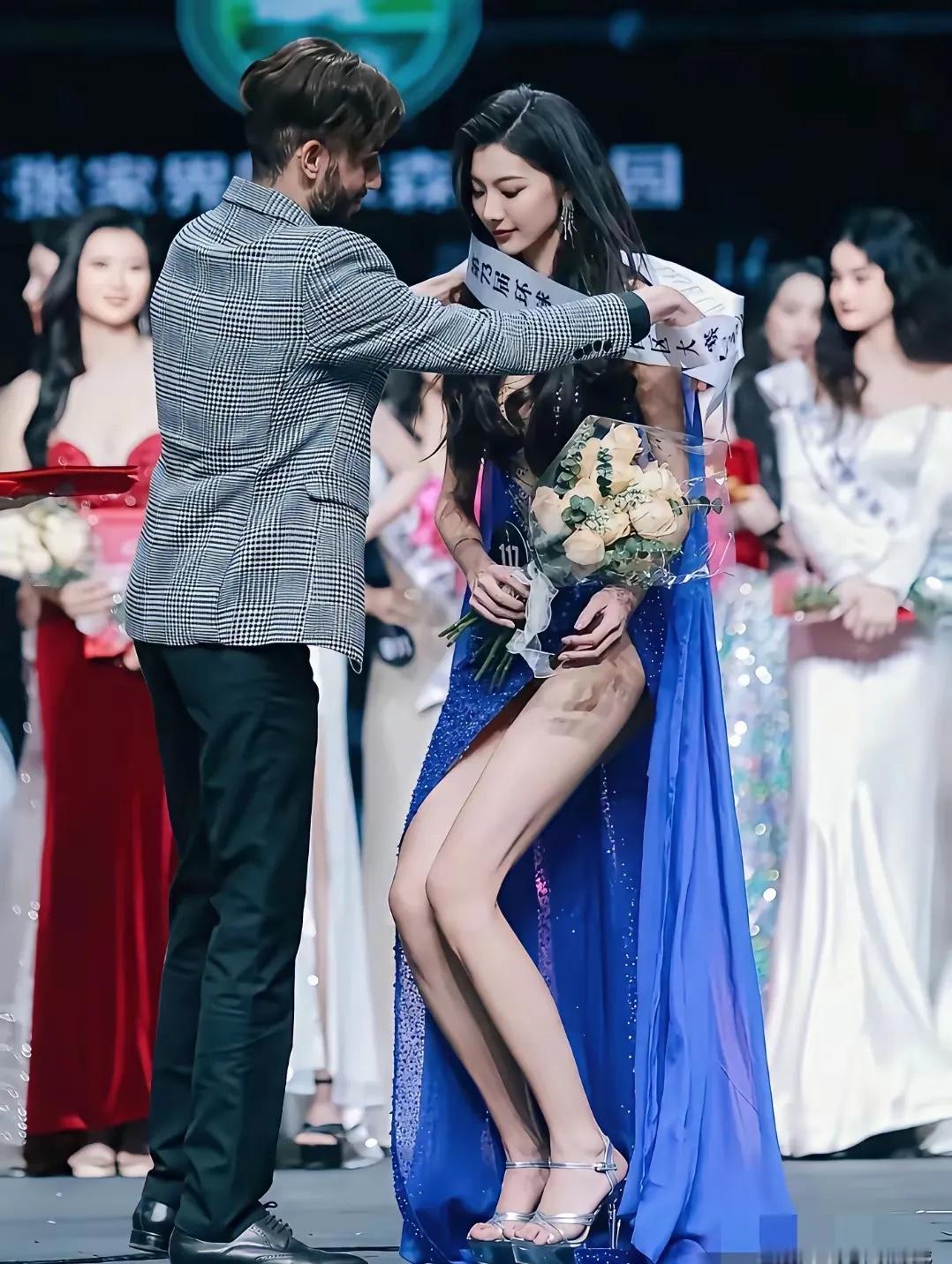 2025年，日照女孩赵娜获得73届环球小姐中国区总冠军时，评委给她戴上绶带时的照