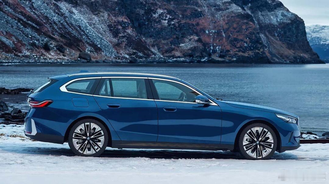 欧洲满街的旅行车并非只因情怀，更是“现实所迫”的智慧。街道狭窄、停车困难、生活成