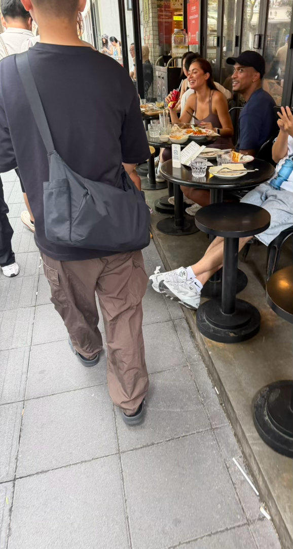 我看了他半天，他以为我要找他合影，我只是在想他是不是那个见过面的业余球员米内罗上