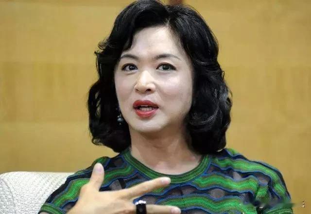 看到就喜欢的5位女主持人[玫瑰]

第1位：董卿——代表作《朗读者》

第2位：