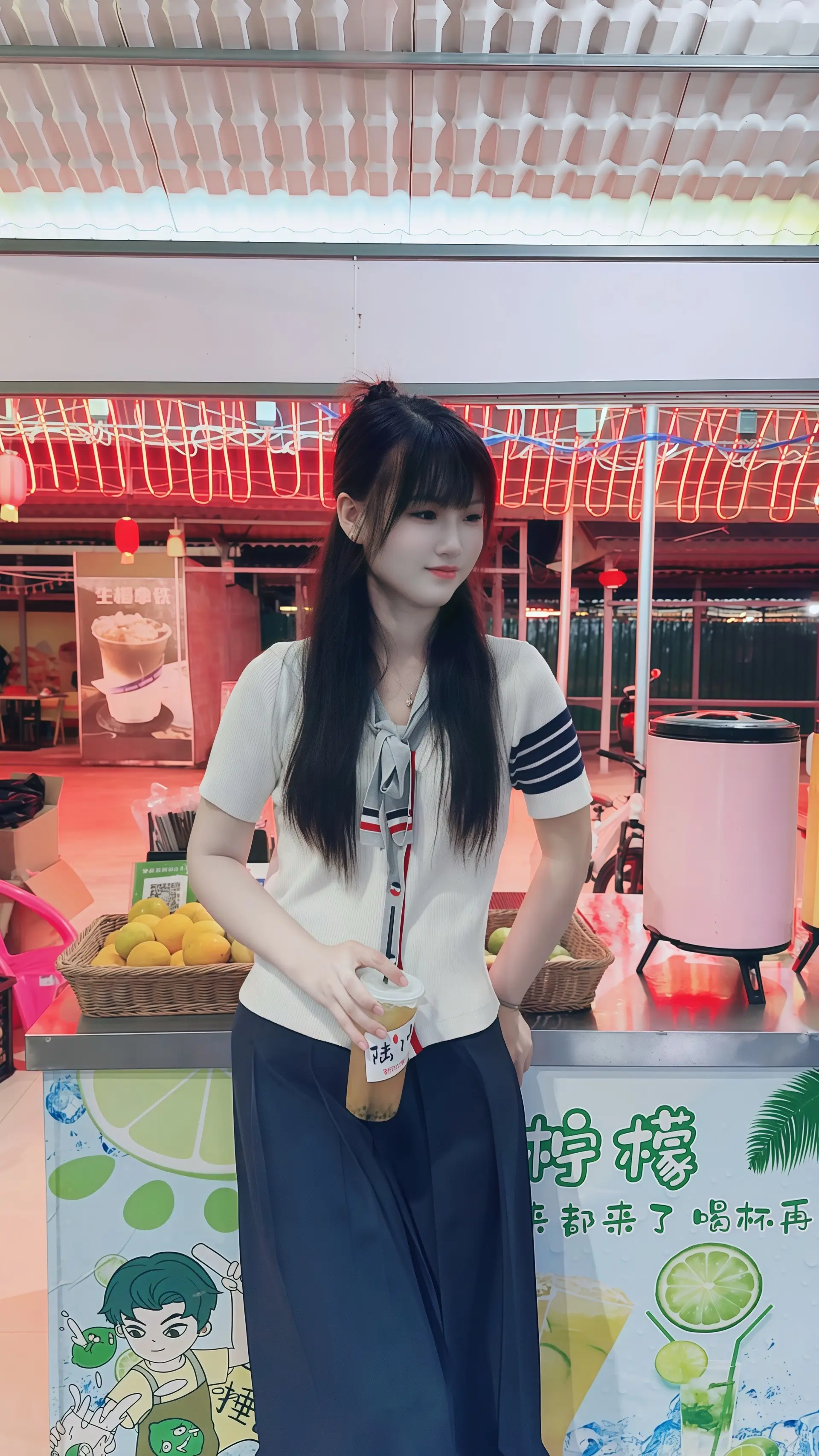 生活很苦，天气很热，但奶茶很甜，人生就像一杯奶茶，即使甜不了一辈子也可...