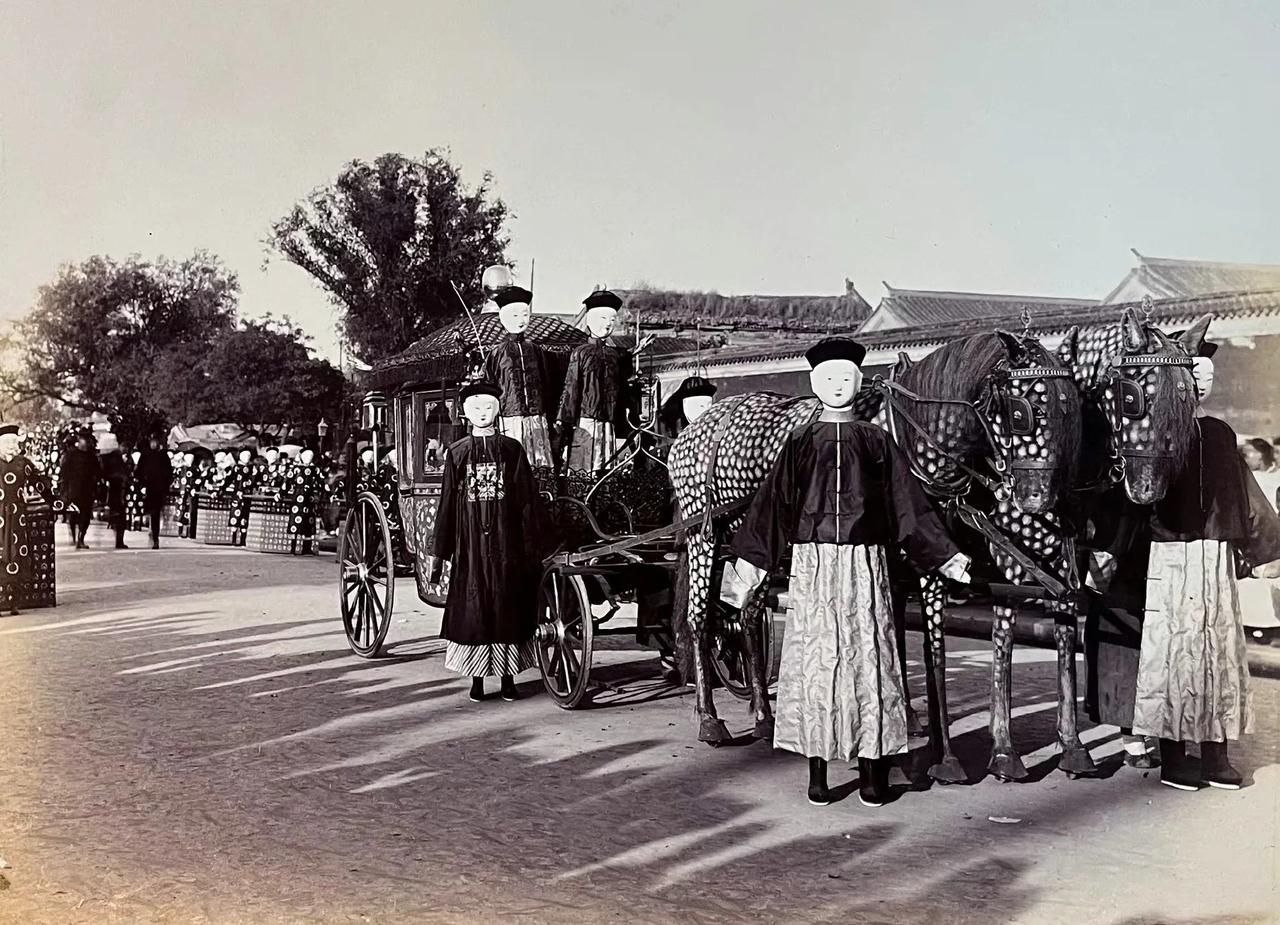 1908年，北京街头，慈禧太后的葬礼，几张罕见的老照片，她的死亡标志着中国封建王