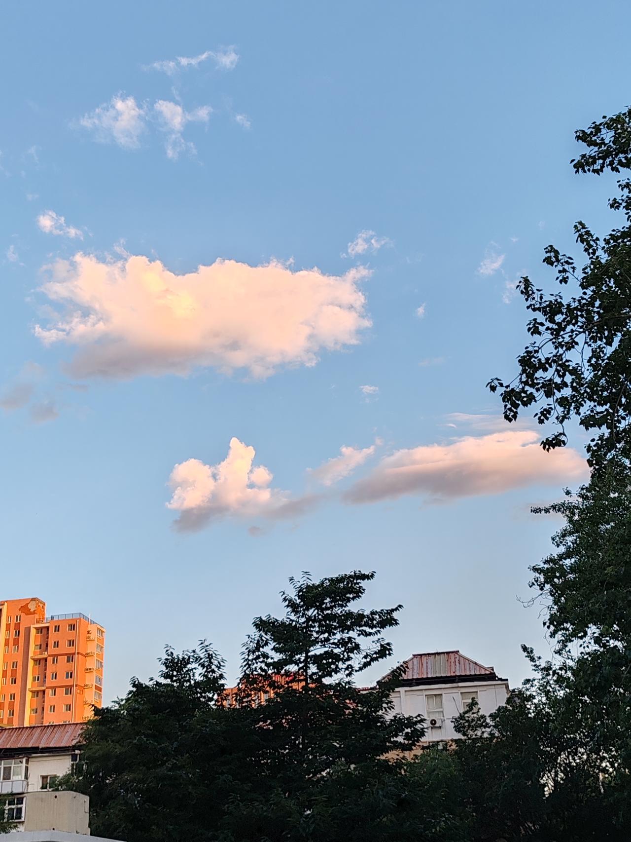 上联：天上飞机天上飞， 下联：地下暗流地下流。                 