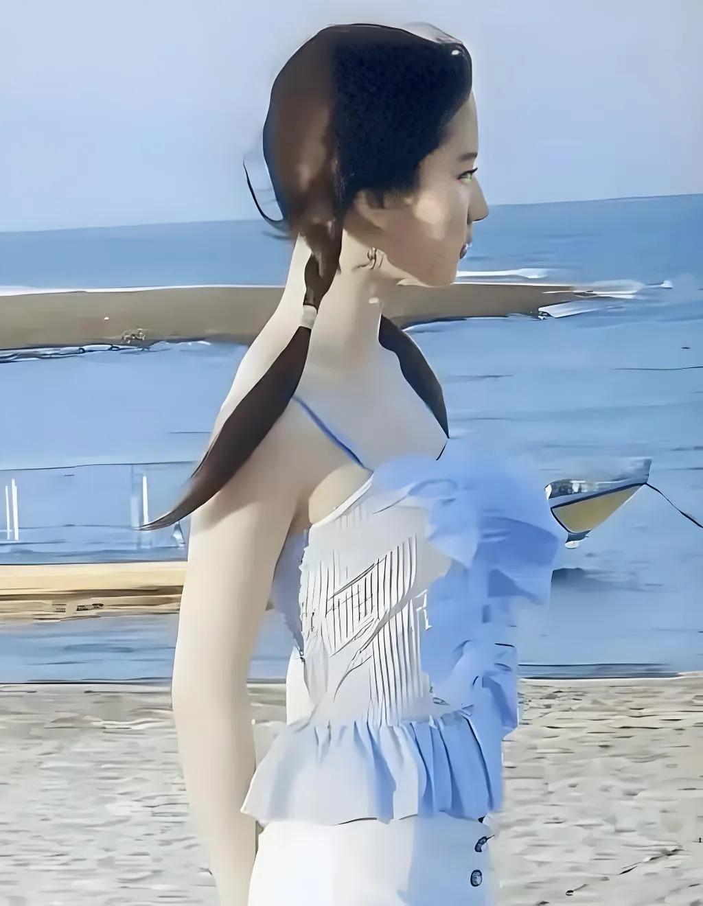 优秀演员刘亦菲
谁能不爱刘亦菲独一份的夏日松弛氛围感，褪去荧幕仙气，私下满是烟火