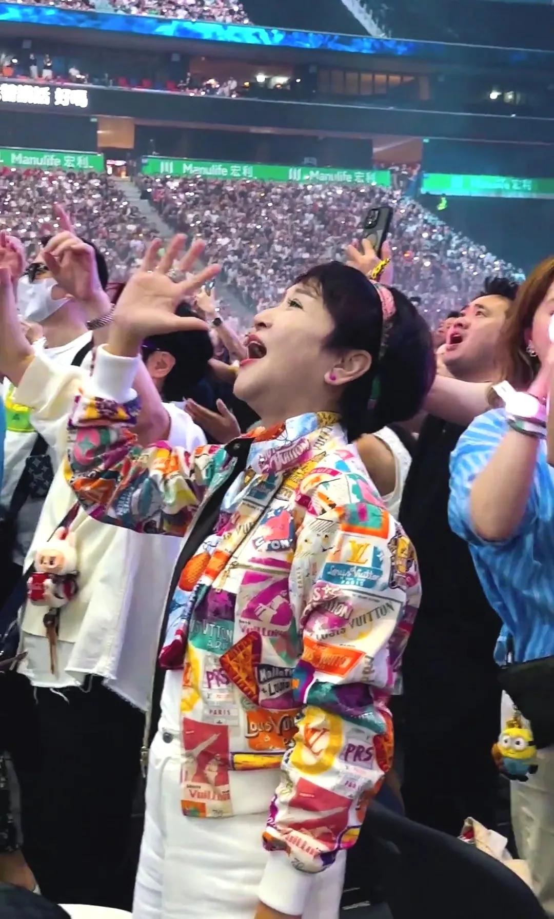 不敢相信，74岁的狄波拉依然宛如少女一般。

狄波拉，原名李敏仪，51年出生的她