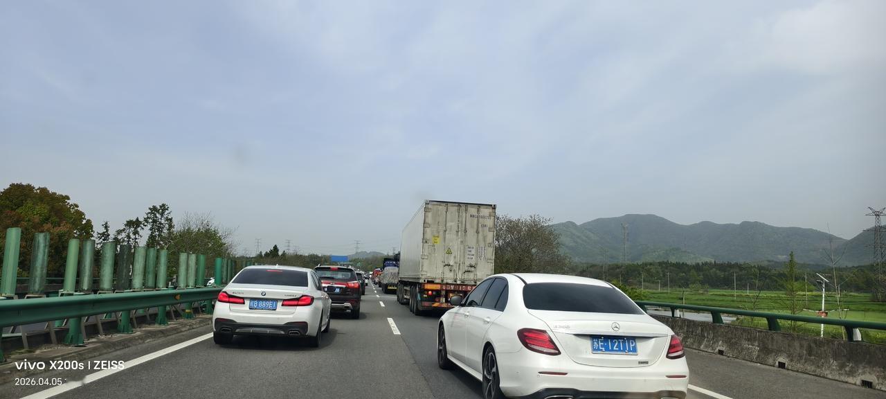 清明扫墓返程，1.6公里堵了6分钟！你们今天堵车了吗？

看来不少人跟我们一样，