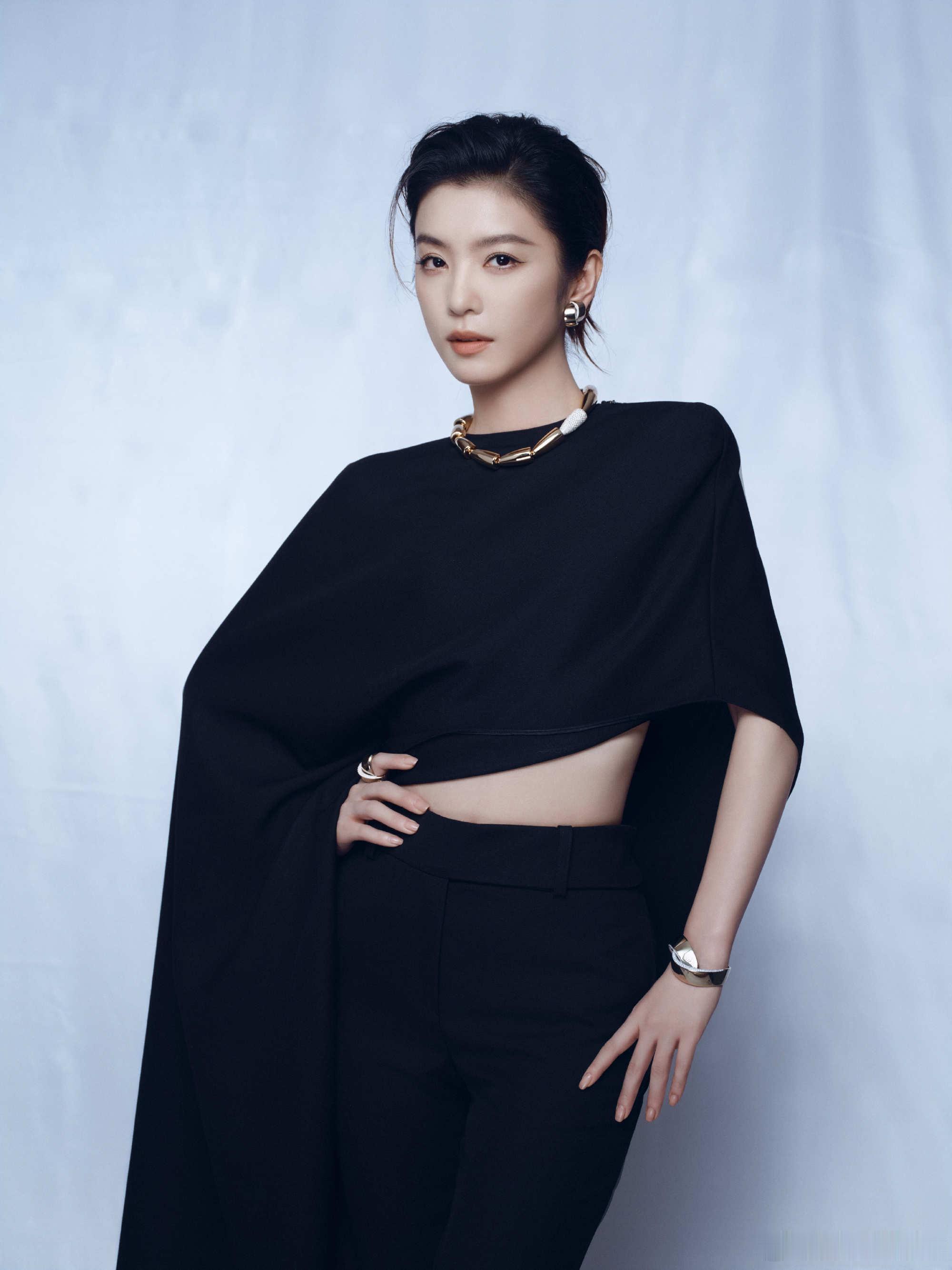 李云霄短发告别以往长发温婉感，利落短发英气十足，轮廓干净清爽，风格突破带来满满的