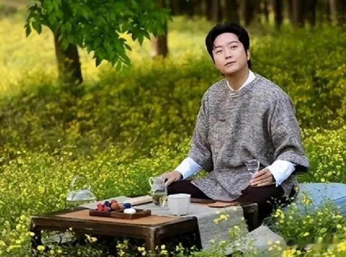 曾经一首《新贵妃醉酒》响彻大江南北，男扮女装红透了半边天的歌星李玉刚，
归隐山林