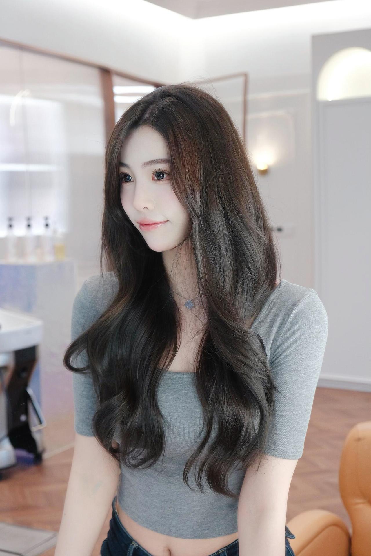 上联：素链轻垂，点缀日常温柔意
下联：卷发微漾，晕开室内静好风
对联 对对联飞花