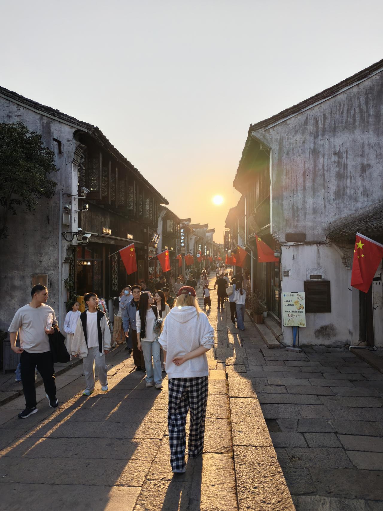 在嘉兴第一个逛的景点，月河历史街区，主要看看江南原始风貌的民居，有各种小吃和茶饮
