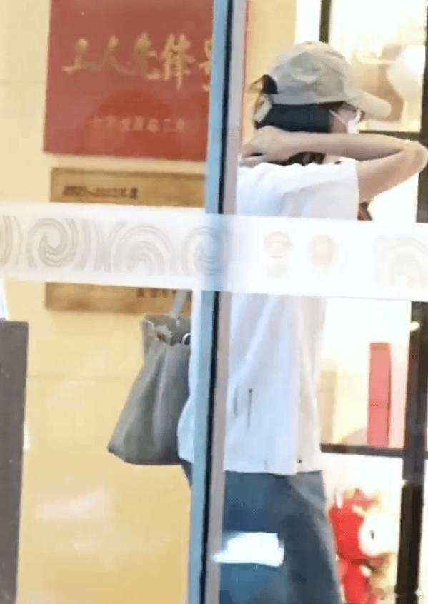 迪丽热巴风波后现身，凭空而起的传闻掀起热议，想问问粉丝如何看待这场舆论？ 