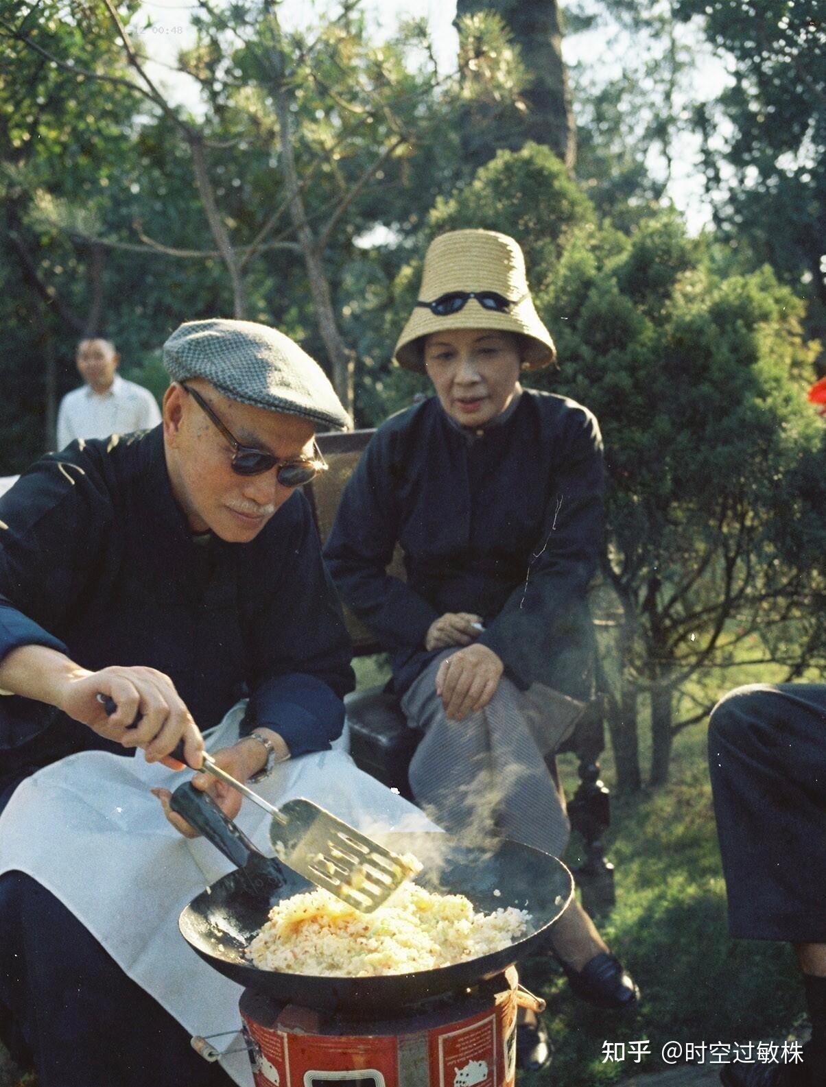 1956年夏天，台北士林官邸，蒋介石在炒饭，炒饭是蒋介石一项持续多年的生活情趣，