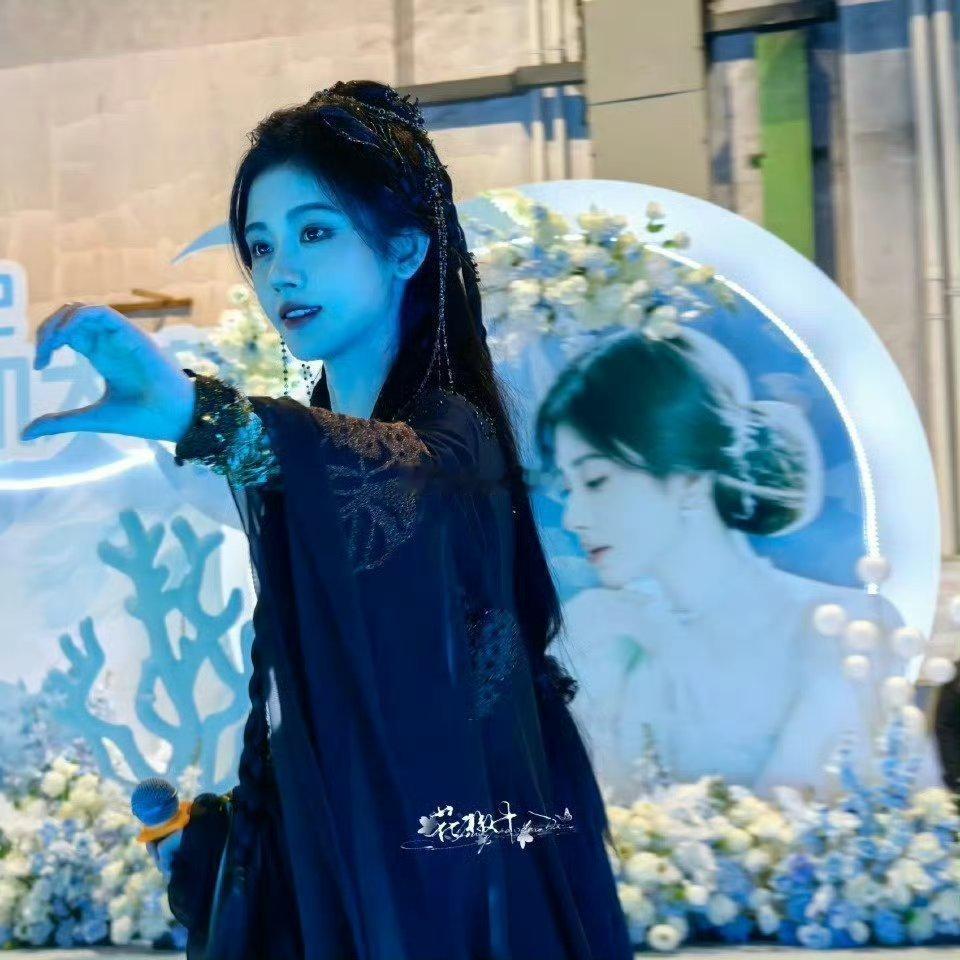 鞠婧祎月鳞绮纪出妆  鞠婧祎月鳞绮纪出妆啦!真的好美好美！这是真的存在的吗？啊啊