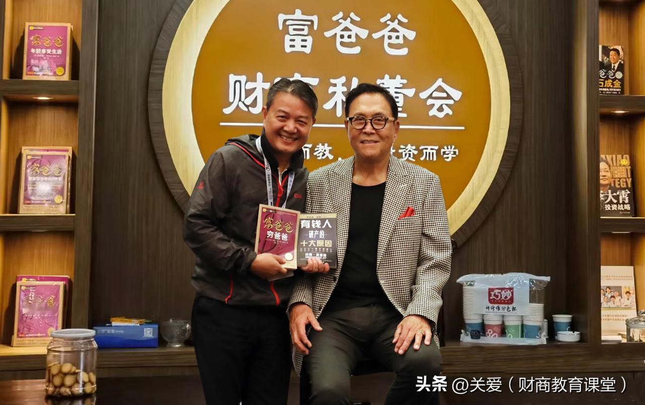 关爱是谁？他是何方神圣？是干什么的？
王咏，笔名关爱，是畅销书《中国式财商创富》