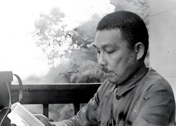 1974年，台北三军军官俱乐部内，90岁的四川军阀杨森大办寿宴。席间他直言偏爱年