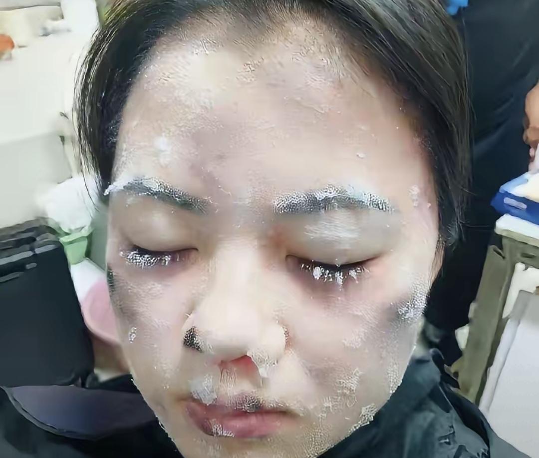 那天上午九点多，揭西一家蛋糕店后厨，女店员进冷库取货，门在她身后咔一声锁紧。监控