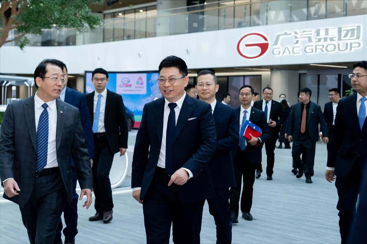 余承东带队到访广汽集团

1 月 5 日，华为终端董事长余承东一行到访广汽集团，