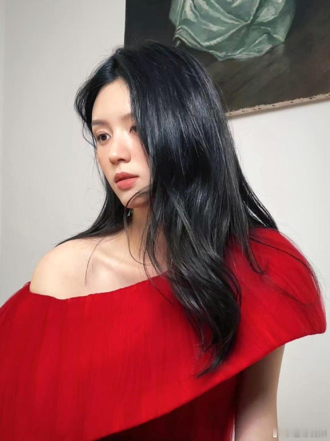 周也丝绒红裙周也红丝绒长裙 啊啊啊美晕啦 ​​​