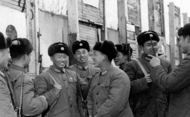 1957年，一位警卫员掏出手枪，对准正在开会的李发少将连续开了三枪，倒在血泊中李