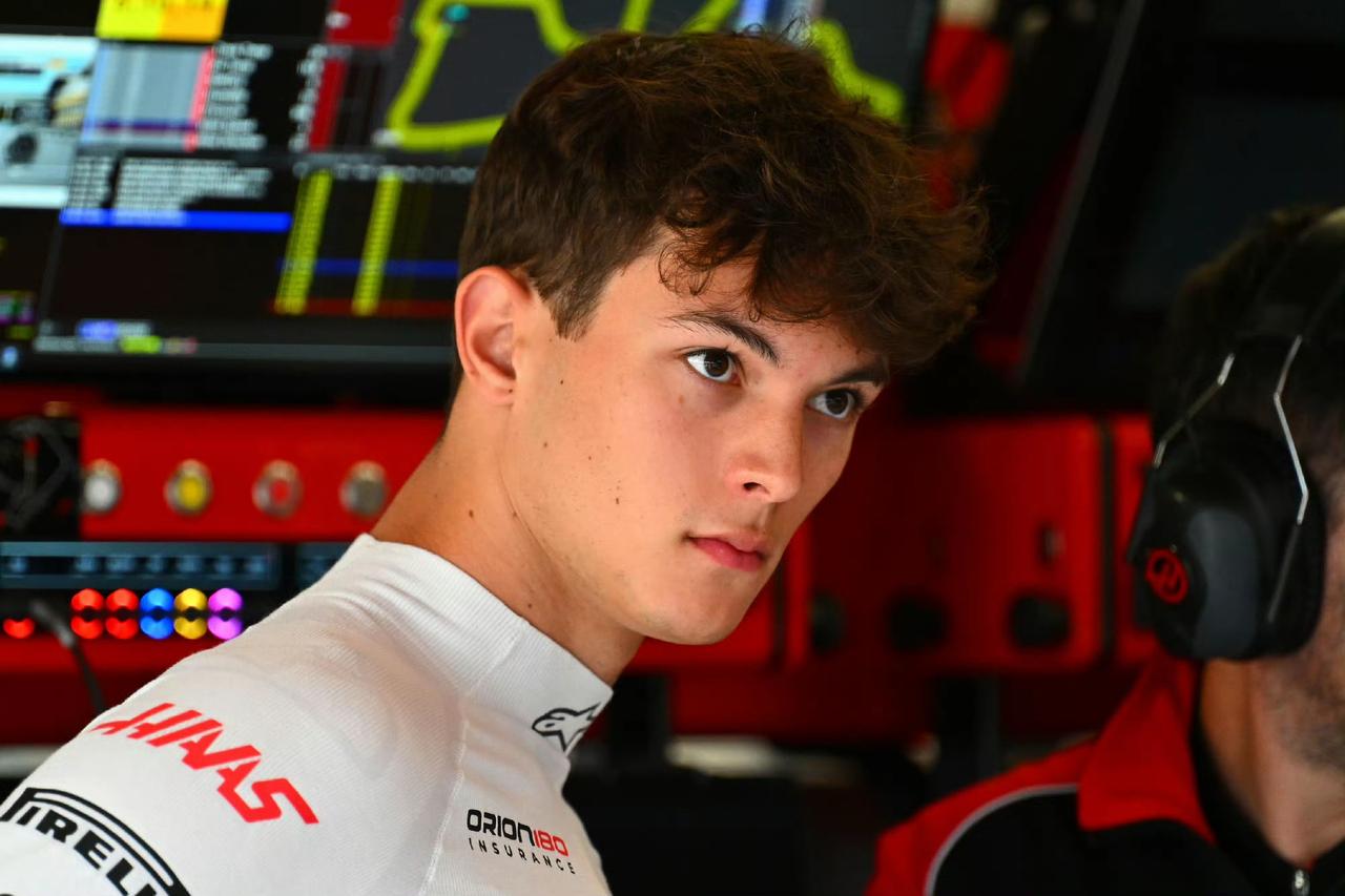 专业赛车手考驾照一定很简单吧？错……
答案：贝尔曼表示自己考了两次才拿到公路驾照