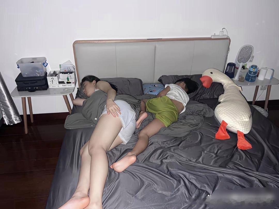 这俩崽都不回自己窝咋办 ​​​