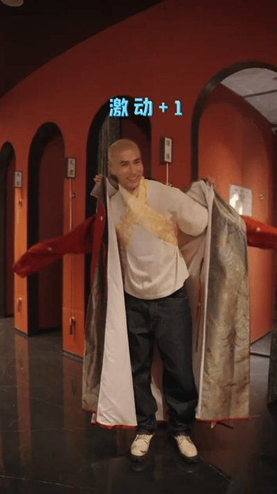 米卡重生之我在中国当王爷 米卡对中国传统服饰的热爱都快溢出屏幕啦！之前唐装造型就