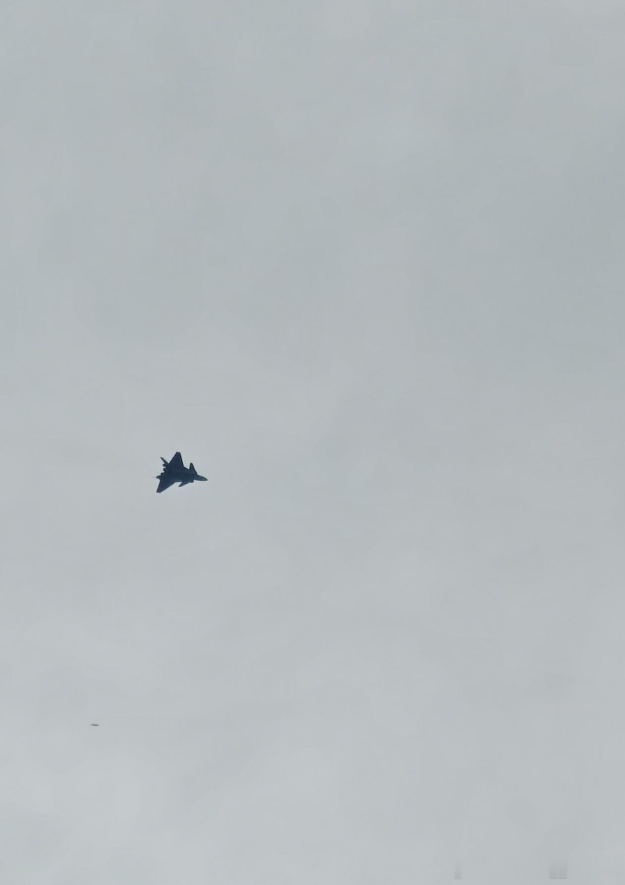 犀浦这边听到好几次战斗机声音了，可惜云层太低都没看见，这次终于看到了，第一次见歼