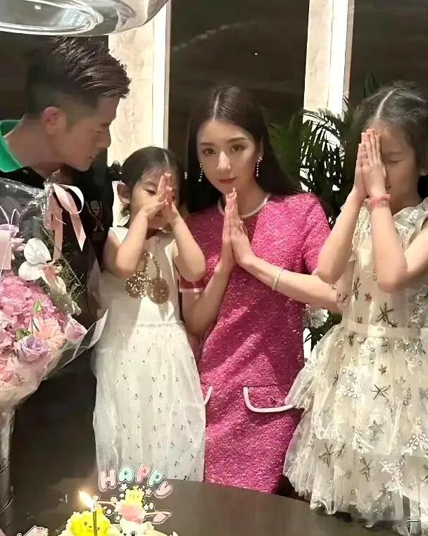 真不怪方媛能当天王嫂啊
和郭富城结婚9周年，天王选了一个3d水晶摆件给她，一看就