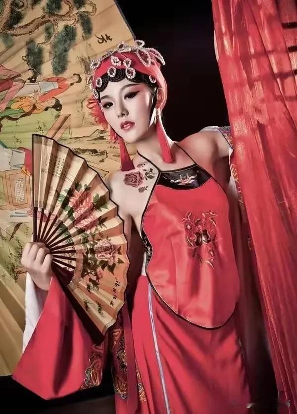 在中国的古代，红肚兜在女性的穿着中，一直占有很重要的地位，一个女性穿着红肚兜，立