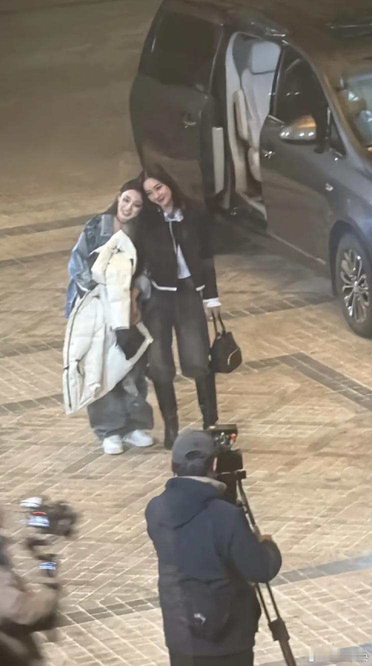 乘风2025[超话]彭小苒和月亮姐姐的人气妥妥进决赛，我还以为能成团呢，她们也算