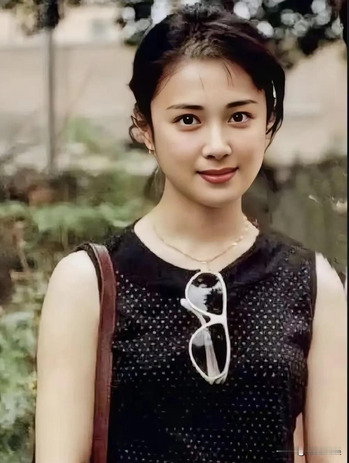 在 80 年代的娱乐圈中，有一位声名远扬的女明星。那个时候可没有美颜和滤镜，而她