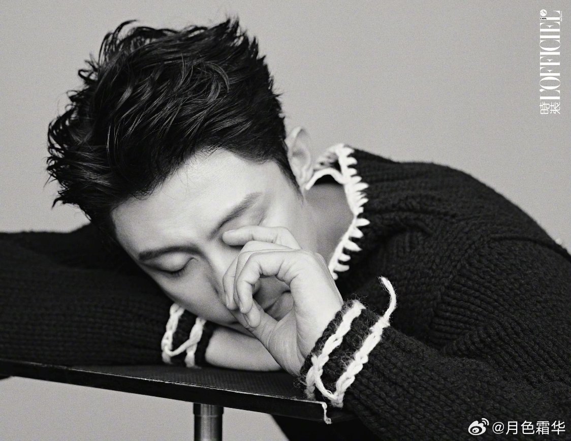 这张纯拍脸的，还好点。感觉这个拍照的是个拍商品扉页的，拍不好时尚大片。 