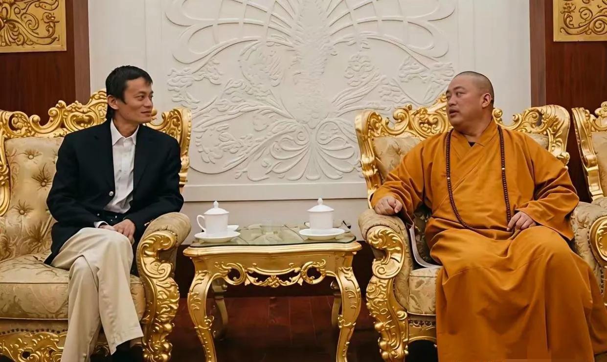 当年释永信接待马云的一幕，一人一杯茶在续事。
