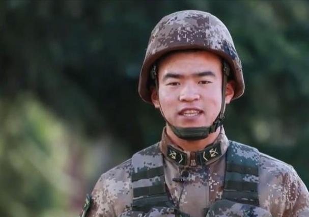 余闯在检查故障时，被弹壳击中头部，颅骨严重碎裂，生命垂危。战友们迅速将他送往医院