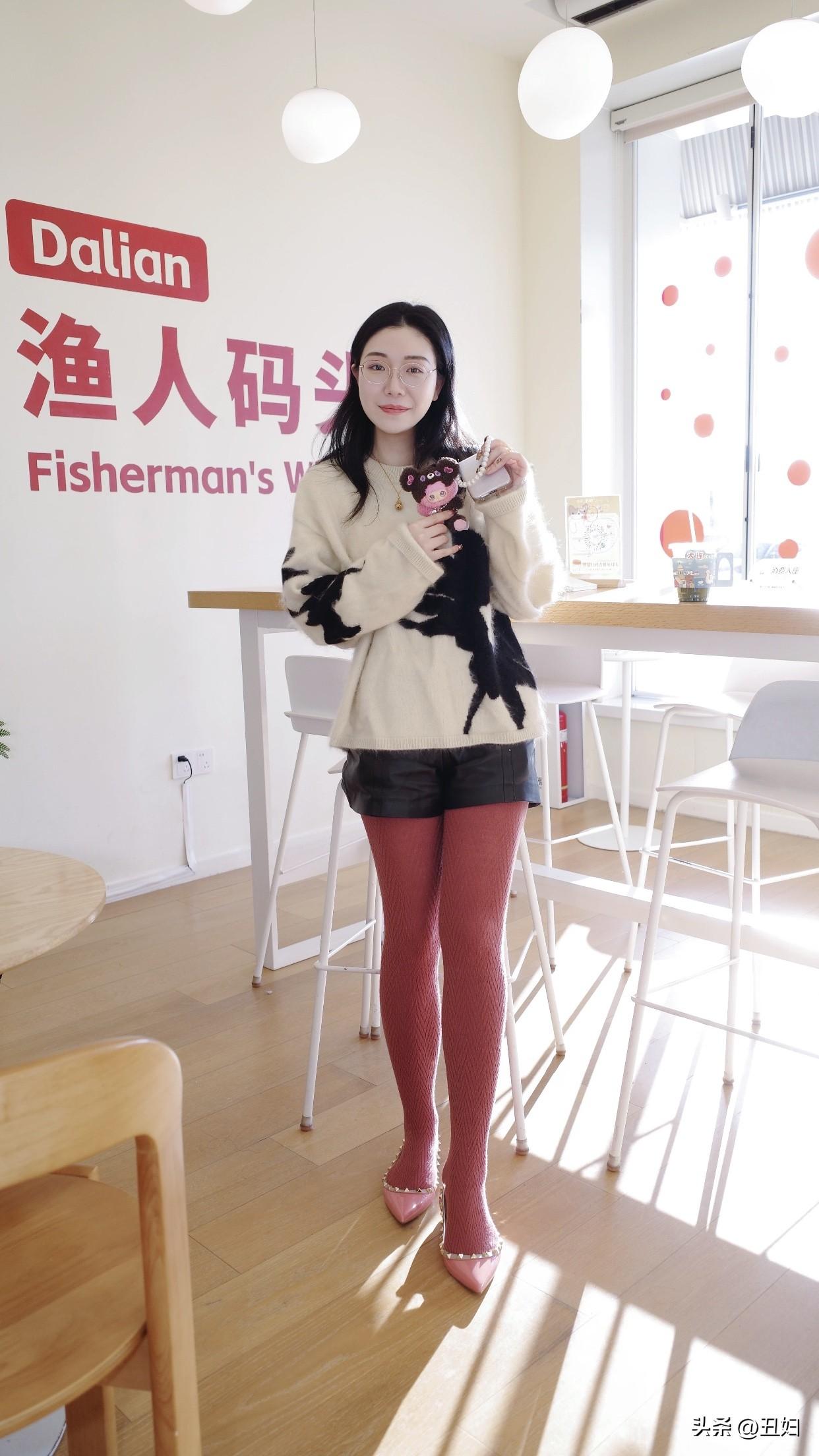 高级感穿搭，温柔风穿搭。冬日穿搭指南：毛绒毛衣+红色丝袜+粉色高跟鞋，温暖又时尚